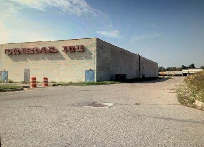 Summit Place Mall (Pontiac Mall) - Vintage Photo (newer photo)